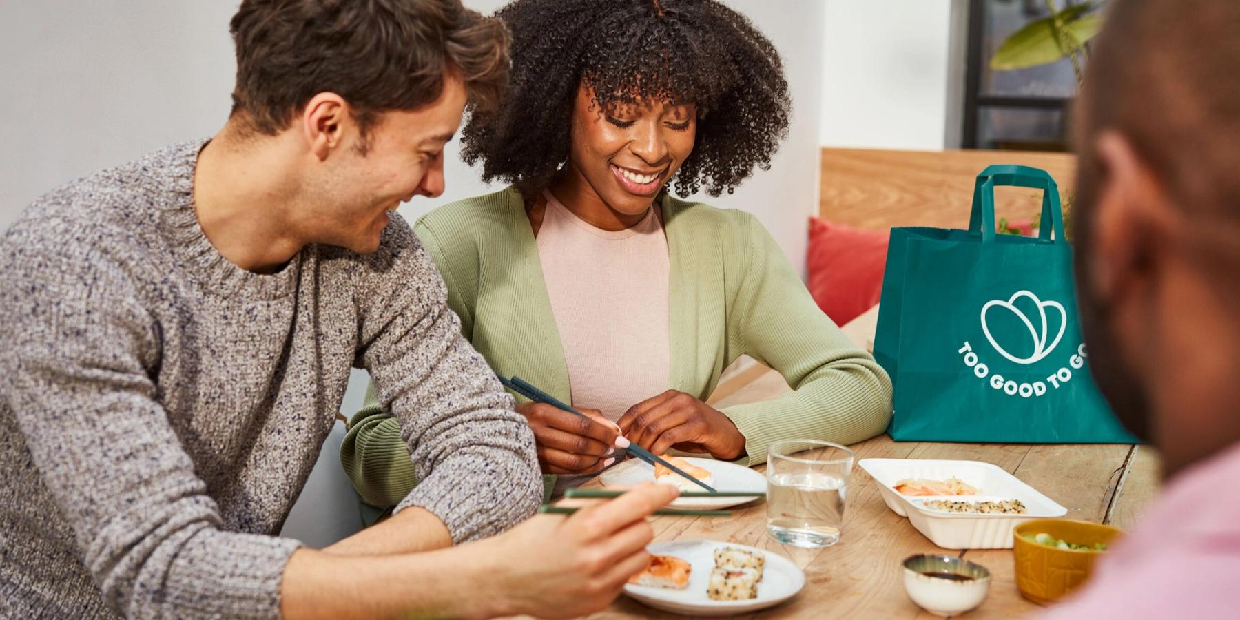 man en vrouw die sushi eten
